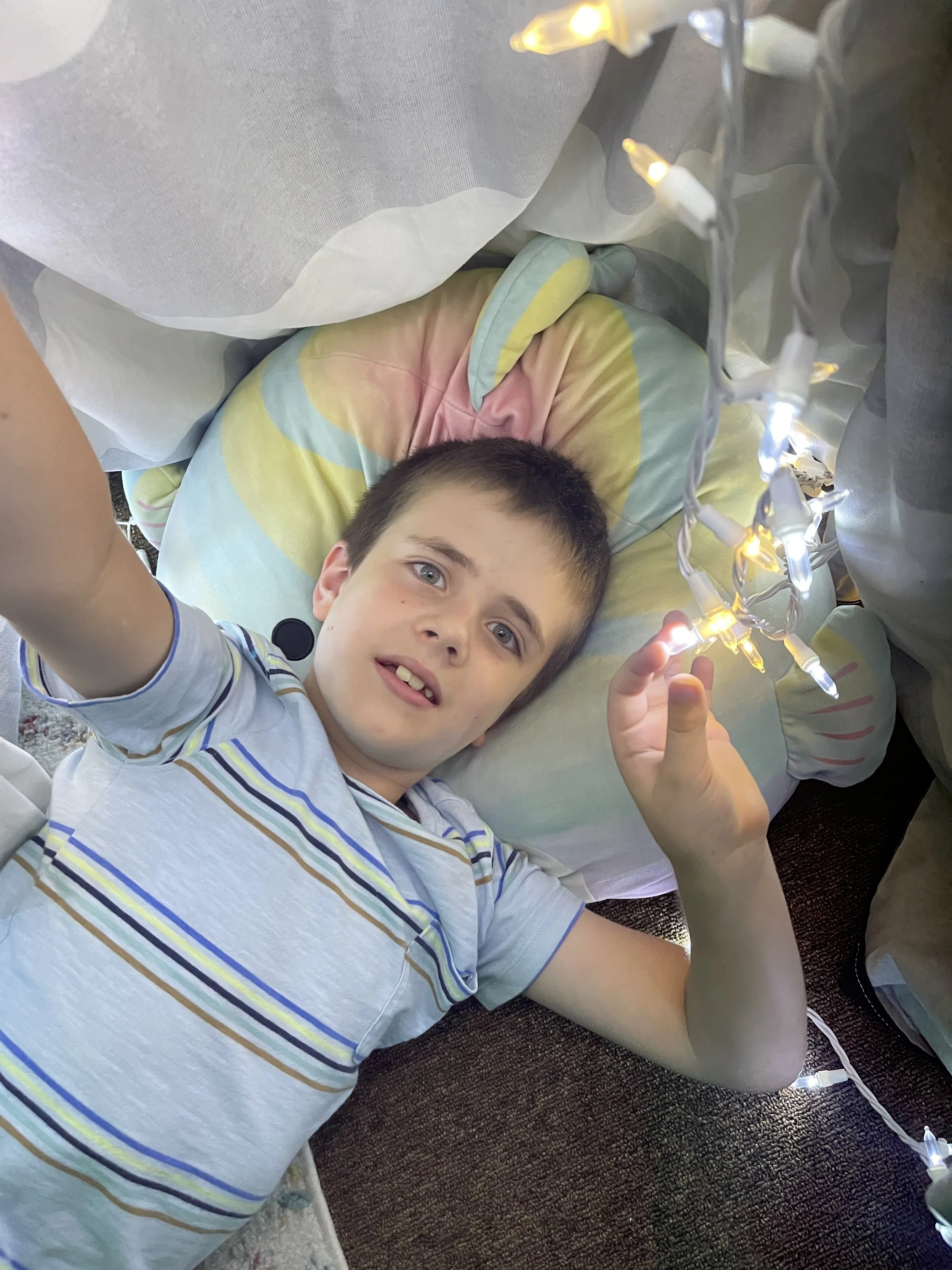 Child under sensory lights